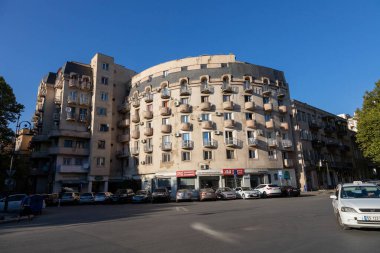 Tiflis, Gürcistan 'ın başkenti Gürcistan' da sanat deco tarzı mimari. Tipik Tiflis 'in bazı bölgelerinde ilginç bir mimari. Mavi gökyüzüne karşı gölgeli öğleden sonra güneşi