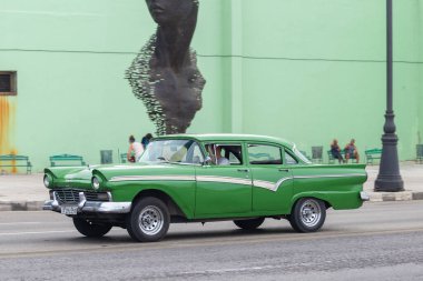 Küba 10.12.2019 taksi ya da ulaşım için kullanılan renkli eski bir araba. Bu araçlar Küba kültürünün bir parçası ve en iyisi büyük şehirlerde turistler için taksi olarak kullanılıyor. 100 pc 'de hafif hareket bulanıklığı 