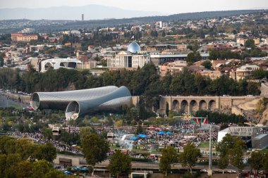 Tiflis Georgia Lisesi 'nin merkezindeki müzik salonu ve sergi salonu şehir merkezinin manzarası ünlü boru şeklini gösteriyor.