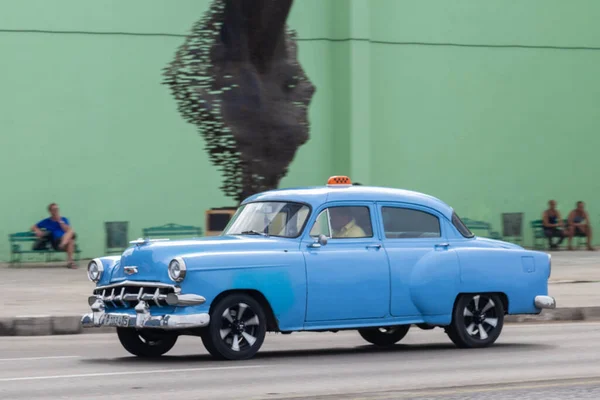 古巴10时12分2019年12月10日 一辆五颜六色的旧车 用作出租车或交通工具 这些车辆是古巴文化的一部分 最好的是在主要城市用作游客的出租车 在100Pc处轻微运动模糊 — 图库照片