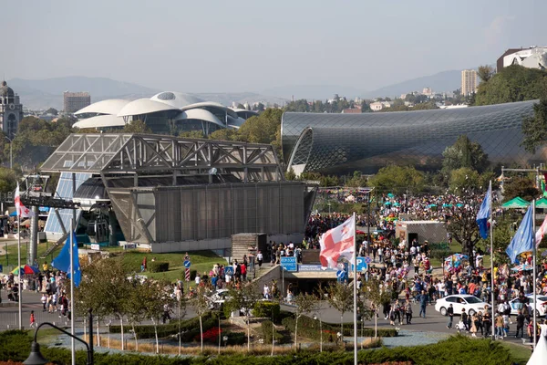 Rike Park 'ın merkezindeki Hava Tramvayı istasyonu Tiflis Georgia 06.10.2019. Tiflis 'in merkezinde renkli kalabalıklar, müzik tiyatrosu ve sergi salonu ile ulusal bayramda gösterildi.