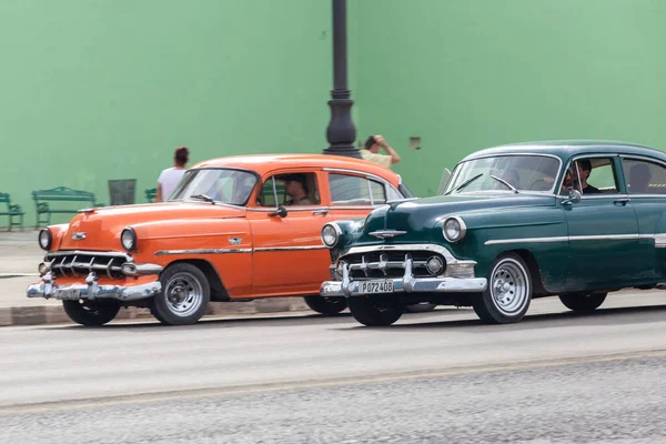 古巴10时12分2019年12月10日 一辆五颜六色的旧车 用作出租车或交通工具 这些车辆是古巴文化的一部分 最好的是在主要城市用作游客的出租车 在100Pc处轻微运动模糊 — 图库照片
