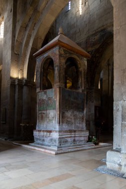 Svetitskhoveli Katedrali, Mtskheta Gürcistan 05.10.2019 Duvar ve ikonlar ile güzel iç görüntü.