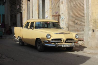 Küba 10.12.2019 taksi ya da ulaşım için kullanılan renkli eski bir araba. Bu araçlar Küba kültürünün bir parçası, en iyisi büyük şehirlerde turistler için taksi olarak kullanılıyor.. 