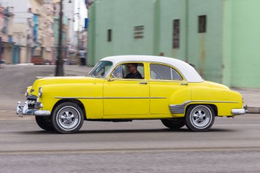 Küba 10.12.2019 taksi ya da ulaşım için kullanılan eski sarı renkli araba 