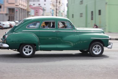 Küba 10.12.2019 taksi ya da ulaşım için kullanılan renkli eski araba 
