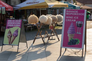 Mtskheta, Georgia 04.10.2019 Dağ koyunları şapkalı ünlü şarap dondurması