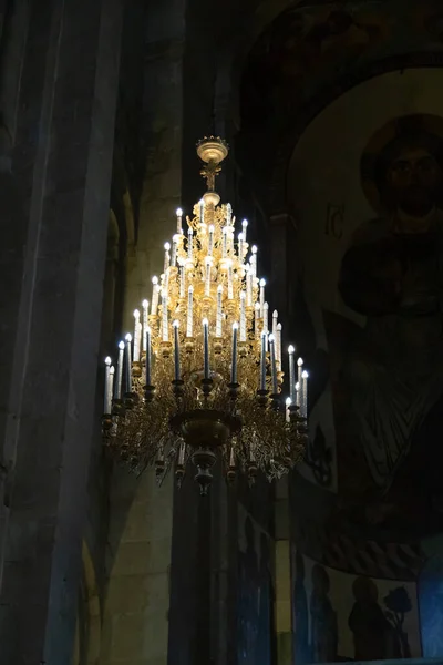 A Catedral Svetitskhoveli, Mtskheta Georgia 05.10.2019 interior candelabra — Fotografia de Stock