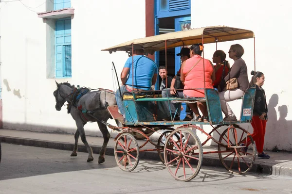 Holguin, Cuba 12.12.2018 Táxi de carruagem puxado a cavalo local à espera dos clientes — Fotografia de Stock