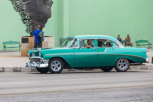 Cuba 10.12.2019 Vecchia auto verde colorata usata come taxi o trasporto — Foto Stock