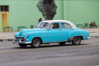Küba 10.12.2019 taksi ya da ulaşım için kullanılan renkli eski mavi araba 