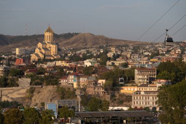 Tiflis, Gürcistan, Kutsal Üçlü Katedral ve teleferik