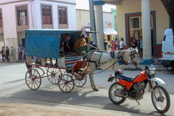 Holguin, Cuba 12.12.2018 Táxi de carruagem puxado a cavalo local à espera dos clientes — Fotografia de Stock