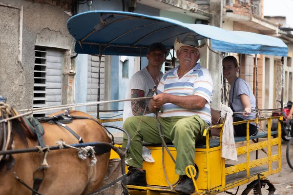 Trinidad, Cuba 17.12.2018 Táxi de carruagem puxado a cavalo local com clientes — Fotografia de Stock