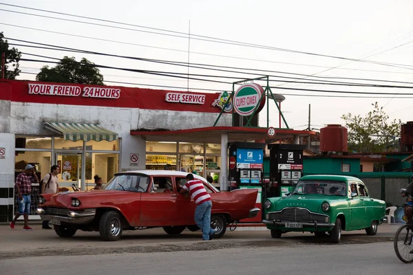 Benzin istasyonundaki Vinales Cuba 10.12.2019 arabaları