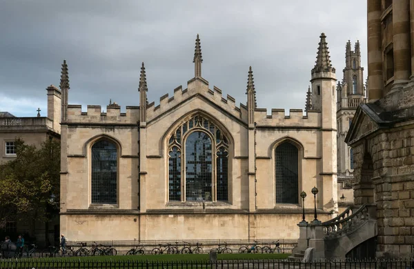 Oxford, All Souls College UK 18.07.2019 Θέα από Radcliffe Square σκοτεινό ουρανό — Φωτογραφία Αρχείου