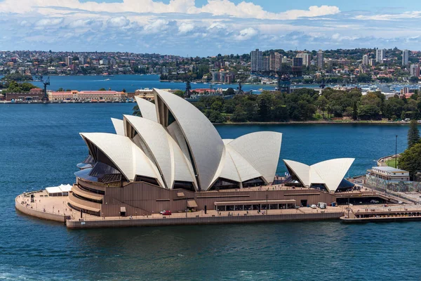 Önünde opera binası olan Sydney Limanı