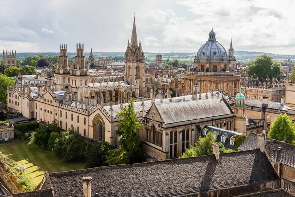 Oxford şehri Radcliffe Camera ve Boars Hill 'in kırsal kesimi ile ufuk çizgisi