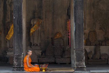 Siem Reap Angkor Wat Kamboçya 8.12.2013 turuncu cüppeli keşiş Angkor Wat tapınağında meditasyon yapıyordu. Yüksek kalite fotoğraf