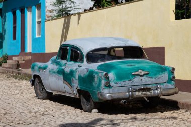 Küba 10.12.2019 taksi ya da ulaşım için kullanılan renkli eski bir araba. Bu araçlar evrensel Küba kültürünün bir parçası ve en iyi taksi olarak ana şehirlerde turistler için kullanılıyor. Yüksek kalite fotoğraf