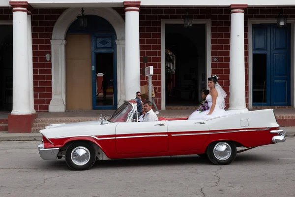 古巴10时12分2019年12月10日 一辆五颜六色的旧车 用作出租车或交通工具 这些车辆是古巴普世文化的一部分 在主要城市 最好的车辆被用作游客的出租车 高质量的照片 — 图库照片