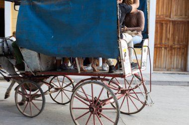 Holguin, Küba 12.12.2018 Yerel at taksisi müşteri bekliyor. Küba 'da atlar, atlarla çekilen yük arabaları ve nakliye araçları için çok kullanılıyor. Yüksek kalite fotoğraf