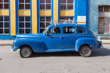 Küba 10.12.2019 taksi ya da ulaşım için kullanılan renkli eski bir araba. Bu araçlar evrensel Küba kültürünün bir parçasıdır, en iyisi büyük şehirlerde turistler için taksi olarak kullanılır.. 
