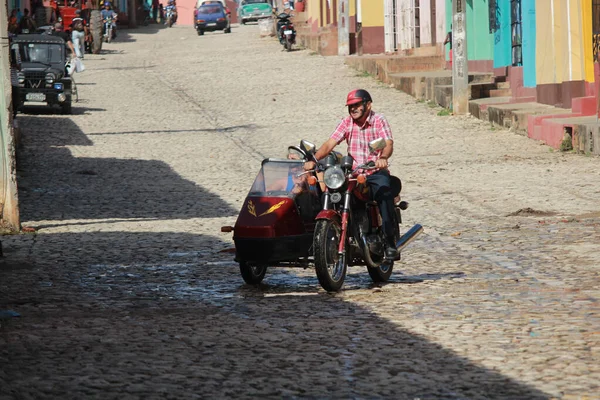 Trinidad Cuba 2018 Motocicleta Com Sidecar Rua Paralelepípedos Com Edifícios — Fotografia de Stock
