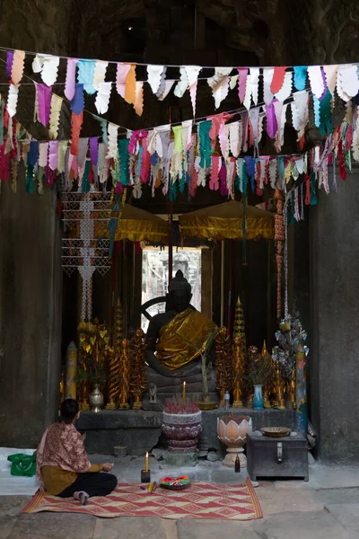 Sanctuaire Décoré Angkor Watt Cambodge Avec Drapeaux Prière Adorateur Assis — Photo