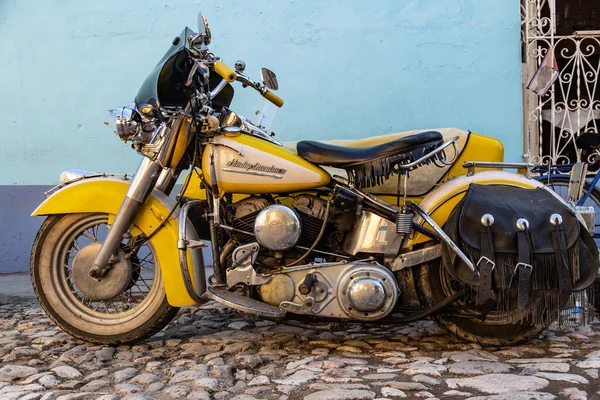 Trinidad Cuba 2018 Vieja Motocicleta Amarilla Calle Estacionada Contra Edificio —  Fotos de Stock