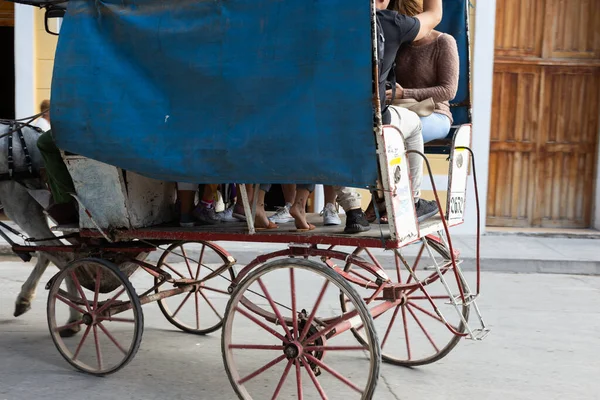 Holguin, Küba 12.12.2018 Yerel at taksisi müşteri bekliyor. Küba 'da atlar, atlarla çekilen yük arabaları ve nakliye araçları için çok kullanılıyor. Yüksek kalite fotoğraf