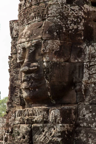 バイヨンは カンボジアのアンコールにある豪華な装飾が施されたクメール寺院です 12世紀末か13世紀初頭に建てられた 多くの巨大な顔で知られているJayavarman Viiであると述べた — ストック写真