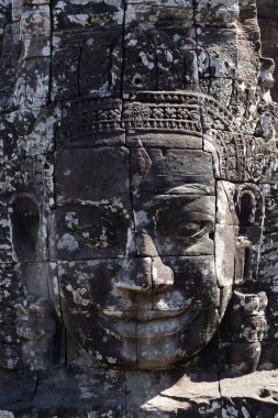 Bayon, Kamboçya 'daki Angkor' da zengin bir Khmer tapınağıdır. 12. yüzyılın sonlarında ya da 13. yüzyılın başlarında inşa edilmiş. Jayavarman VII 'ye ait olduğu söylenen pek çok büyük yüzle bilinir.. 