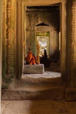 Angkor Wat Tapınağı kompleksindeki tapınakta, tapınağı aydınlatan ışıkla kapı aralığından vurulan önemli bir altın tapınak. Yüksek kalite fotoğraf