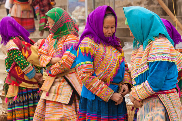 Бак Ха Маркет Вьетнам 12.22.2013 Женщины из цветочных хмонгов говорят в одном из самых больших и известных во всем Северном Вьетнаме. Многие из цветковых хмонгов торгуют там..