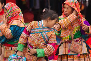 Bac Ha Market Vietnam 12.22.2013 Flower Hmong halkından bebekli bir kadın