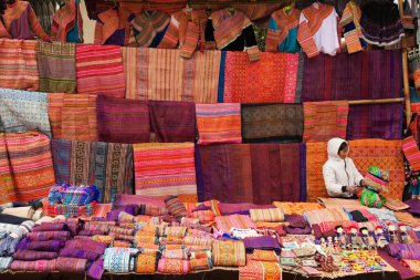 Bac Ha Market Vietnam 22.12.2013 Hmong tarzı kumaş ve kıyafet satan tezgah.