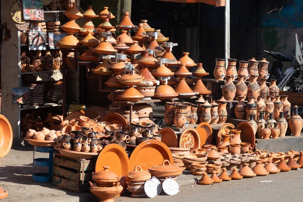 스페인의 전통 요리인 카사블랑카 모로코에서 그릇과 타진을 파는 세라믹 가판대 — 스톡 사진