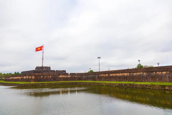Hue, ancienne capitale du Vietnam. Ancienne citadelle avec portail et drapeau national. — Photo