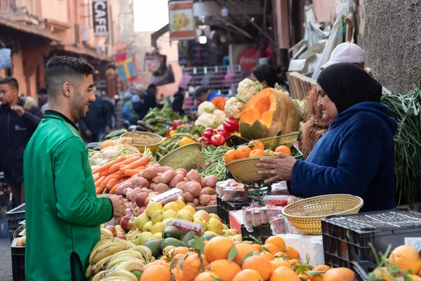 Marrakech, Morocco, 01.12.2020 과일 시장중 개인 — 스톡 사진