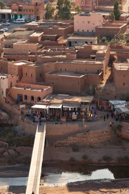 Yeni kasaba Ait Ben Haddou Ksar Fas 'tan görüldü. Unesco Miras' ın antik kalesi. Güzel bir öğleden sonra ışığı, ballı, altın renkli çamur tuğlalı yapı 
