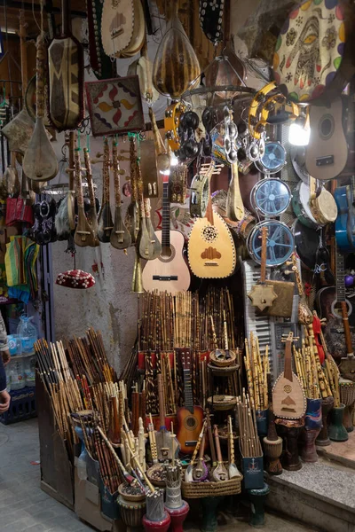 모로코 마라케시 2020 시장에서 플루트 고품질 사진등 종류의 악기를 판매하고 — 스톡 사진