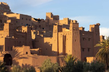 Eski Ait Ben Haddou Ksar Fas 'a üst düzey bir bakış açısı, eski bir Unesco Miras bölgesi olan antik kale. Güzel bir öğleden sonra ışığı, ballı, altın renkli çamur tuğlalı yapı