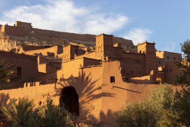 Eski Ait Ben Haddou Ksar Fas 'a üst düzey bir bakış açısı, eski bir Unesco Miras bölgesi olan antik kale. Güzel bir öğleden sonra ışığı, ballı, altın renkli çamur tuğlalı yapı
