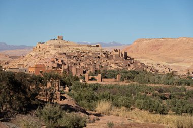 Eski Ait Ben Haddou Ksar Fas 'a üst düzey bir bakış açısı, eski bir Unesco Miras bölgesi olan antik kale. Güzel bir öğleden sonra ışığı, ballı, altın renkli çamur tuğlalı yapı