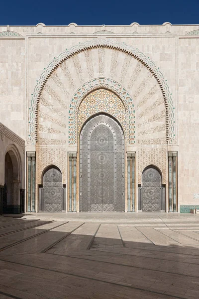 Casablanca Fas 'taki Hasan 2 camii. Minaresi ve geniş açılı fotoğrafı düşük açılı ve mavi gökyüzünden çekilmiş.