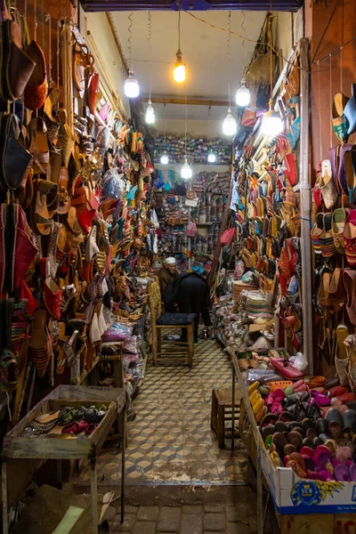 Μαρακές, Μαρόκο, 01.12.2020 κατάστημα πώλησης παραδοσιακών δερμάτινων παντόφλες — Φωτογραφία Αρχείου