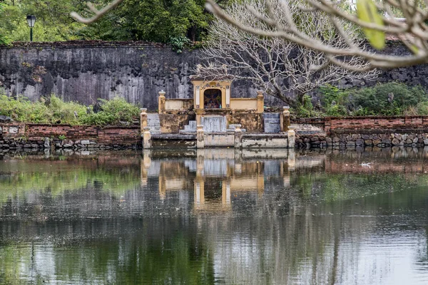 Hue, antigua capital de Vietnam. Santuario amarillo reflejado en el lago — Foto de Stock
