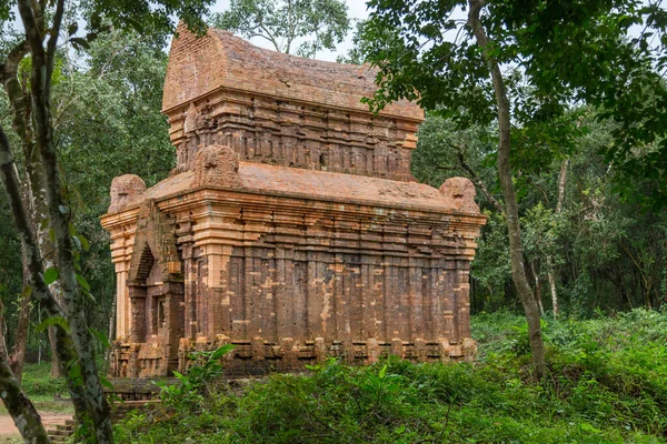 Mi Hijo, parcialmente arruinado templos hindúes en la provincia de Quang Nam, Vietnam central — Foto de Stock
