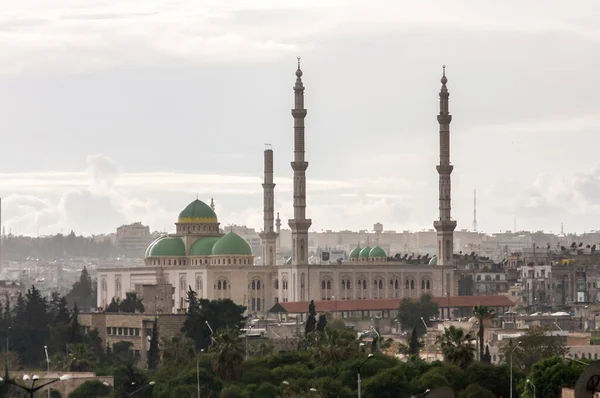 Savaştan önce Halep Suriye 'nin merkezinde minareleri ve yeşil kubbeleri olan büyük bir cami. Yüksek kalite fotoğraf